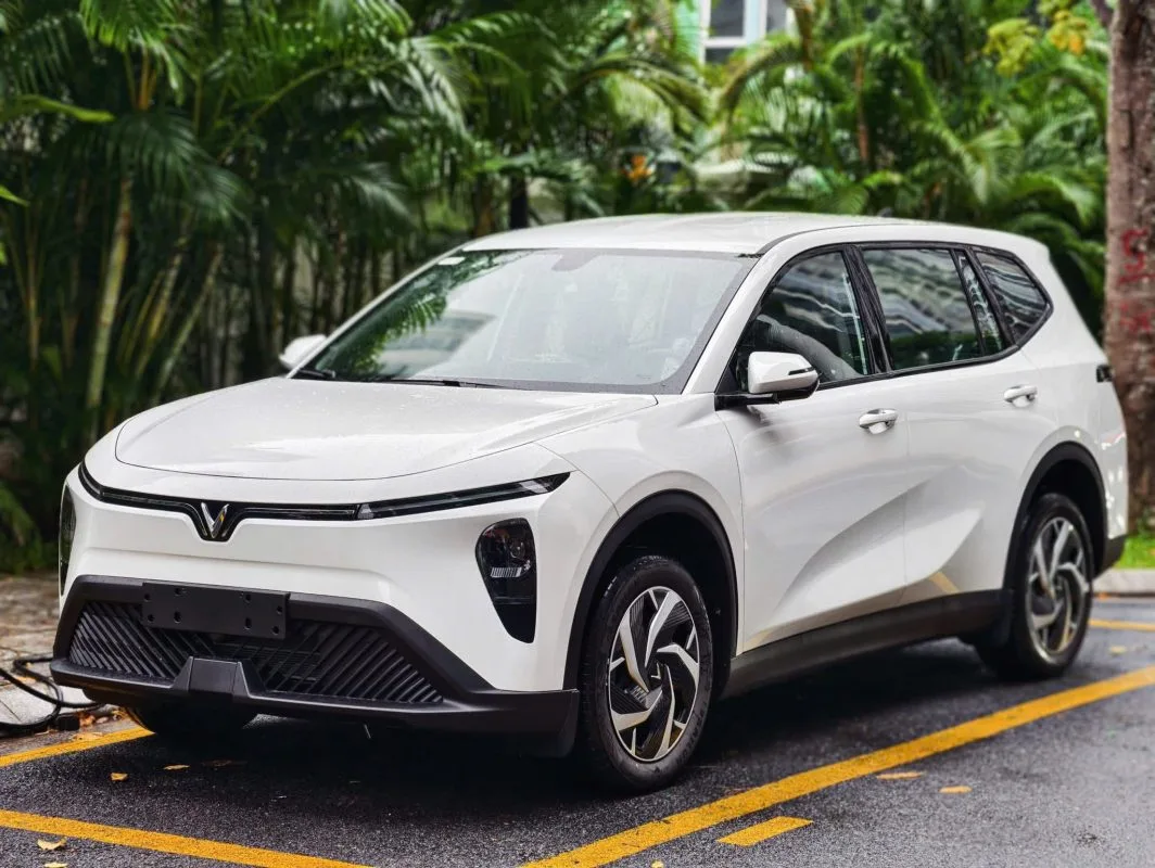 vinhxdcom vinfastlimogreen 7 Limo Green